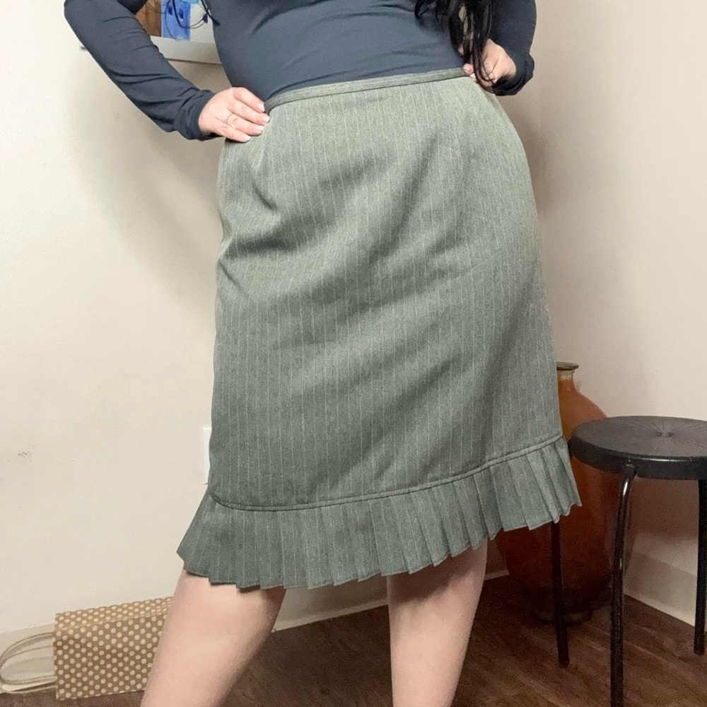 Elegant Green Skirt with Pleated Hem